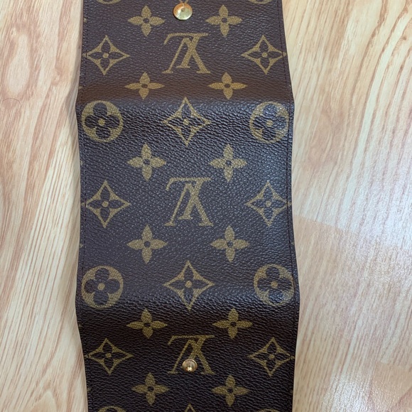 LOUIS VUITTON Trifold Card Holder - Picture 7 of 8